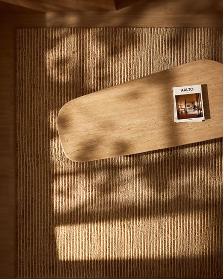 Журнальный столик Pirita из бежевого травертина с ножками из дуба натурального цвета, 147 x 65 см