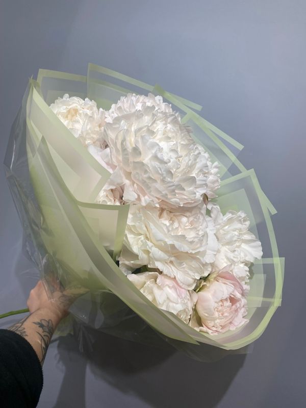 Букет из нежных кустовых пионов (5шт) Букет из нежных кустовых пионов (5шт)