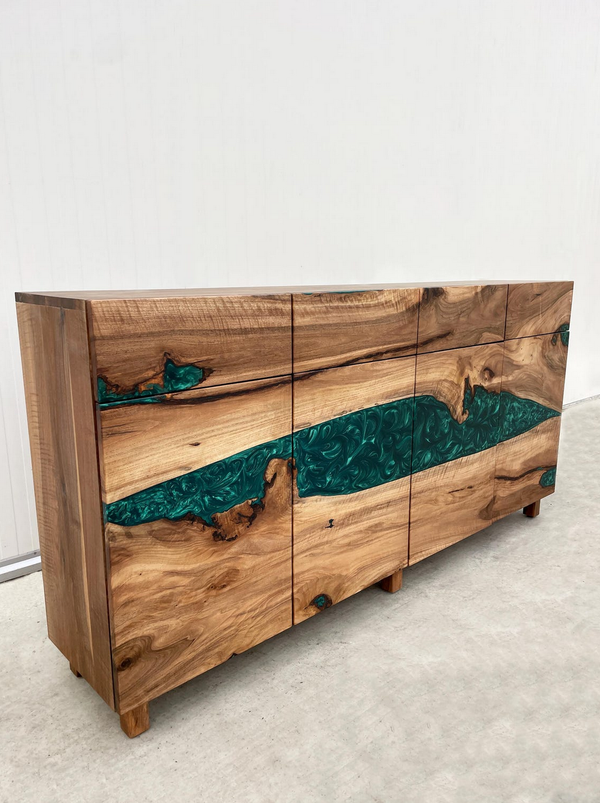 Шкаф из массива ореха с малахитовой смолой