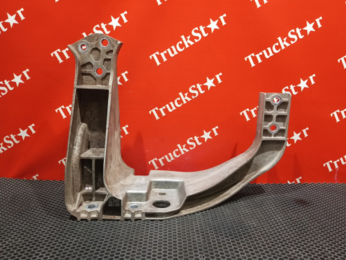Кронштейн крыла переднего левого 2023г
