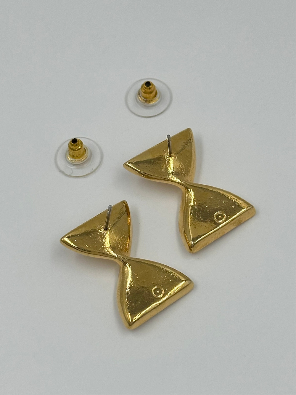Серьги Бантики с кремовой эмалью Avon