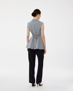 Жилет с поясом серый