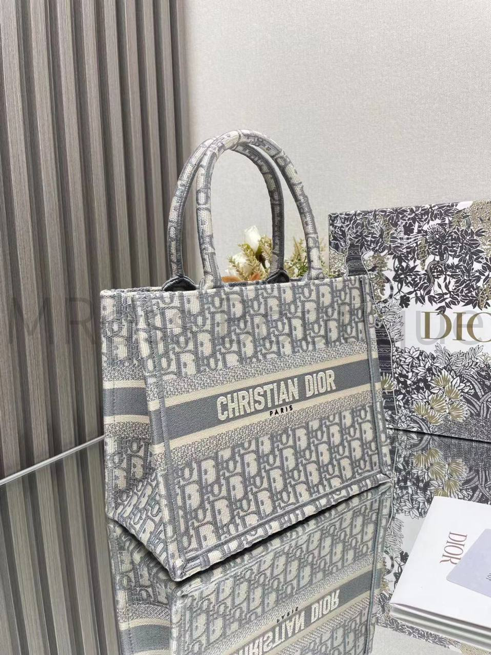 Женская сумка Dior Book Tote серого цвета