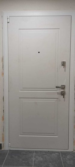 Входная белая металлическая дверь  Нео Вайт 07 Сандал белый (фурнитура ХРОМ блестящий)