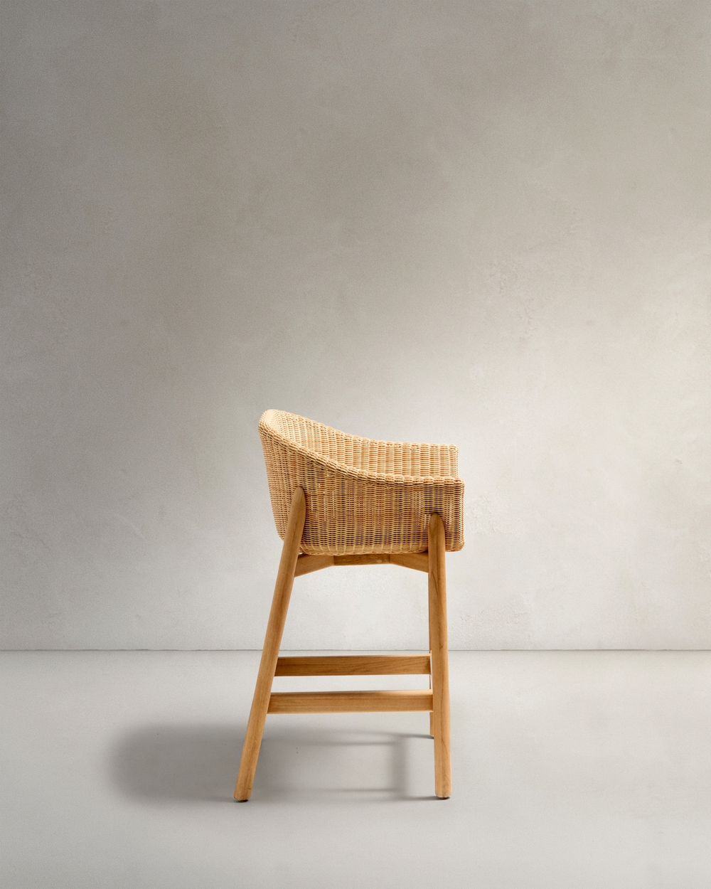 Полубарный стул Galea из тикового дерева и синтетического ротанга, 65 см