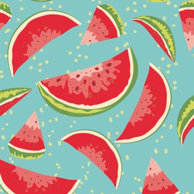 Сочные куски спелого арбуза на бирюзовом фоне.