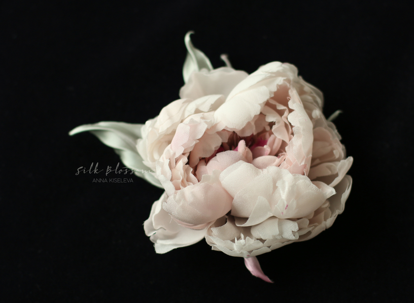 Брошь пепельно-розовый Пион из шелка