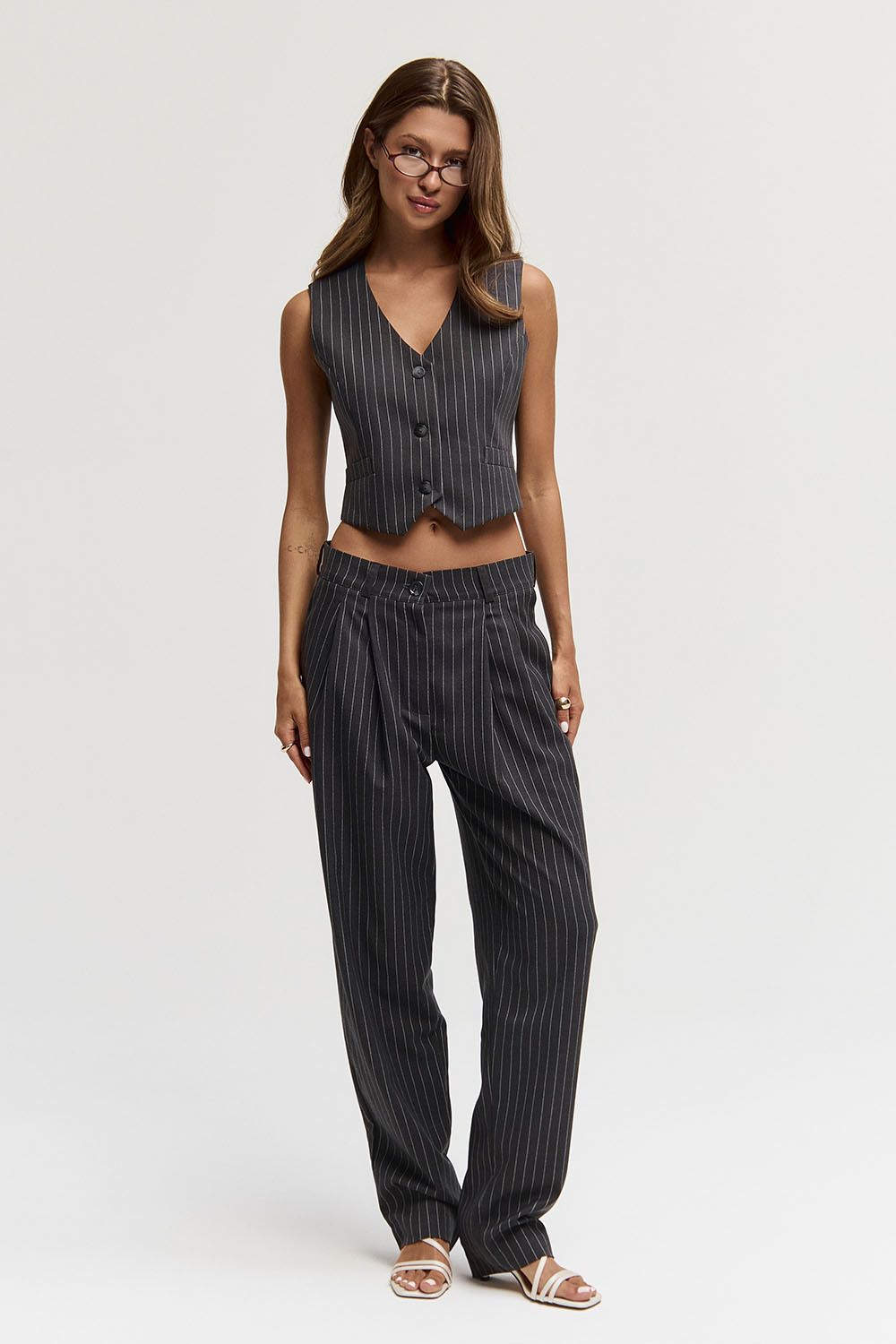 Брюки бананы в полоску темно-серого цвета