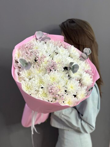 Букет с кустовыми хризантемами сорта "Балтика белая" в розовом цвете