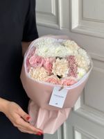 Сборный букет из кустовых пионовидных роз, диантусов и сухоцвета