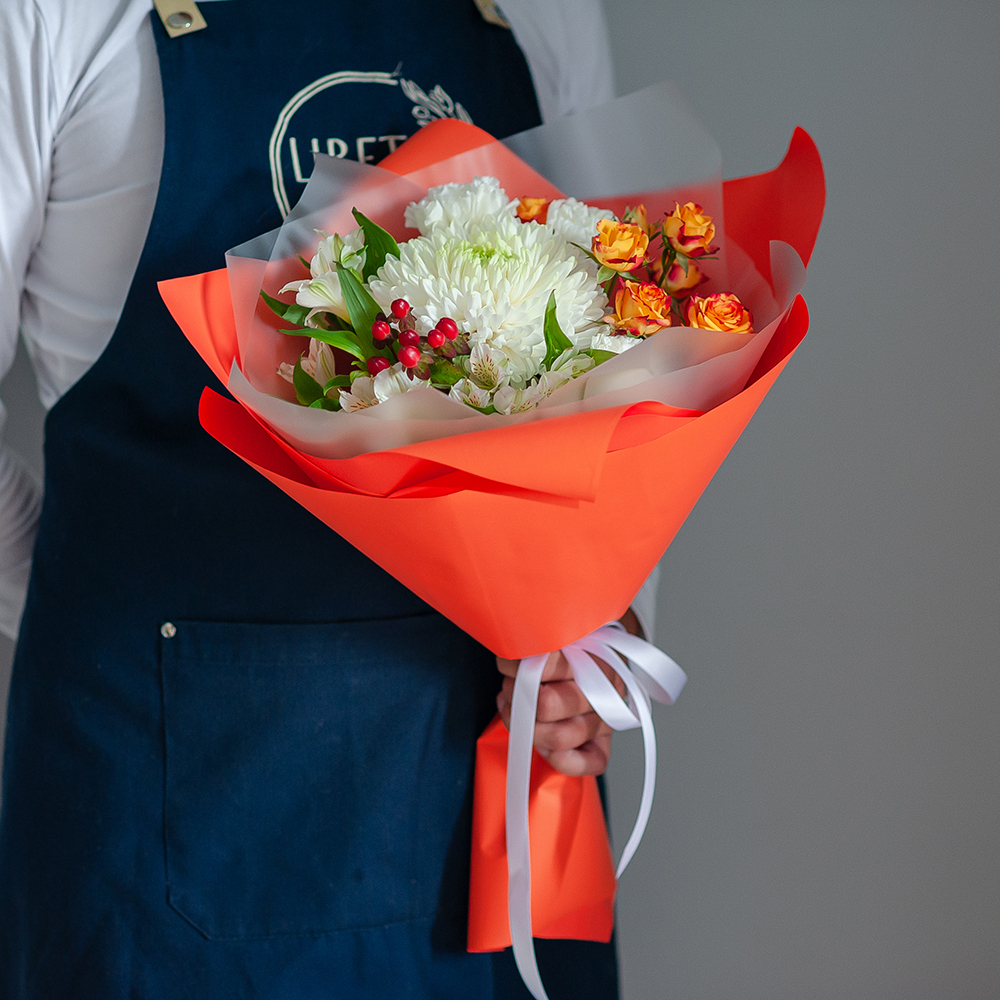 Яркий букет с одноголовой хризантемой в оранжевом оформлении