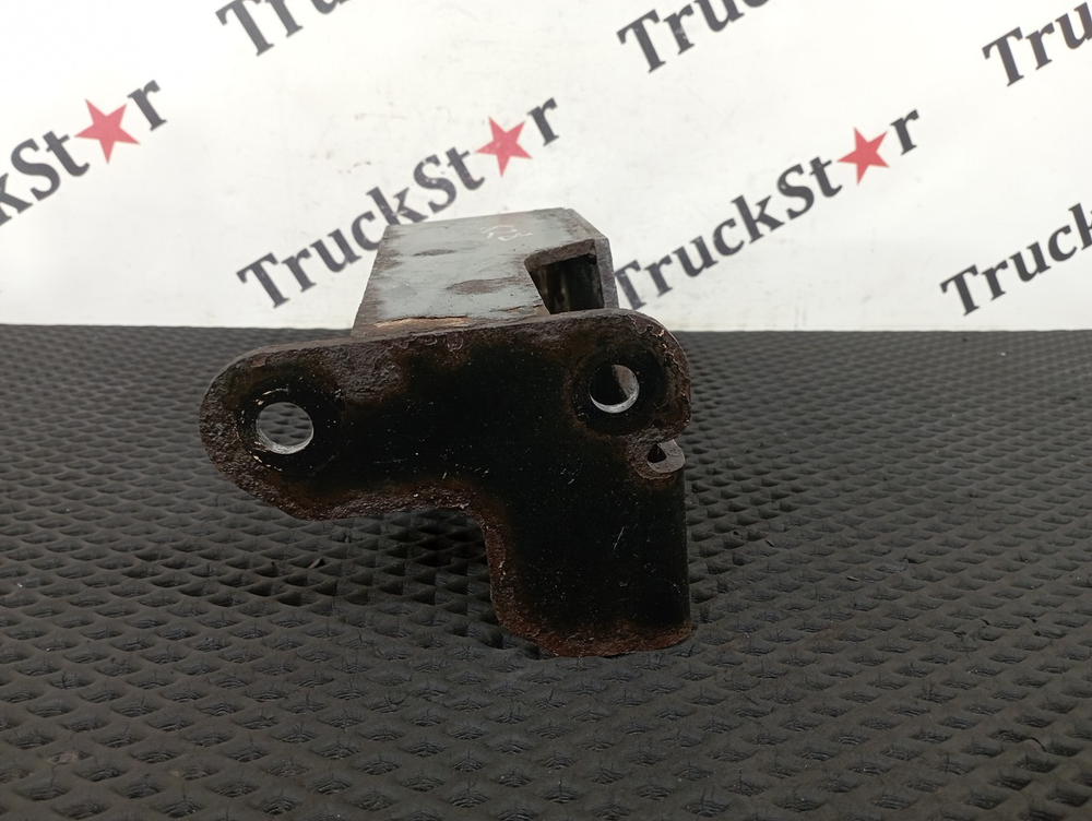 Кронштейн подножки правый 2017г