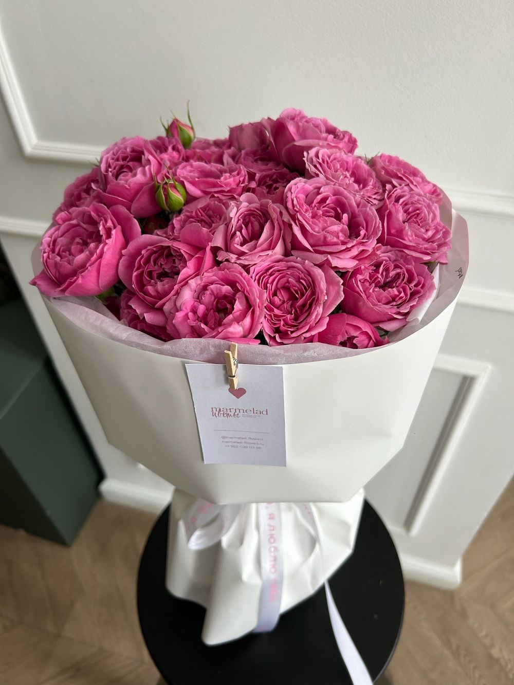 Букет из ярких кустовых пионовидных роз