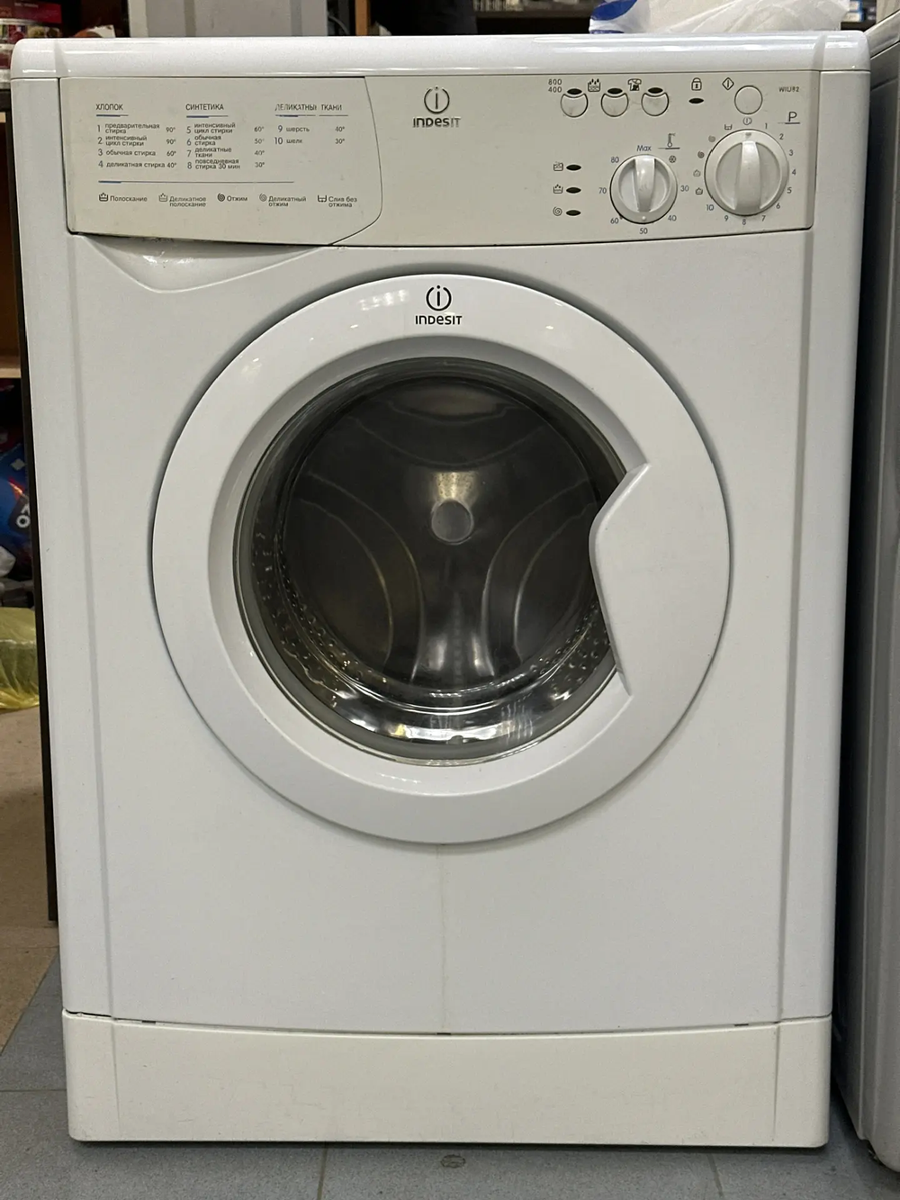 Стиральная машина indesit WIU82 б/у фронтальная 3.5 кг до 800 об/мин