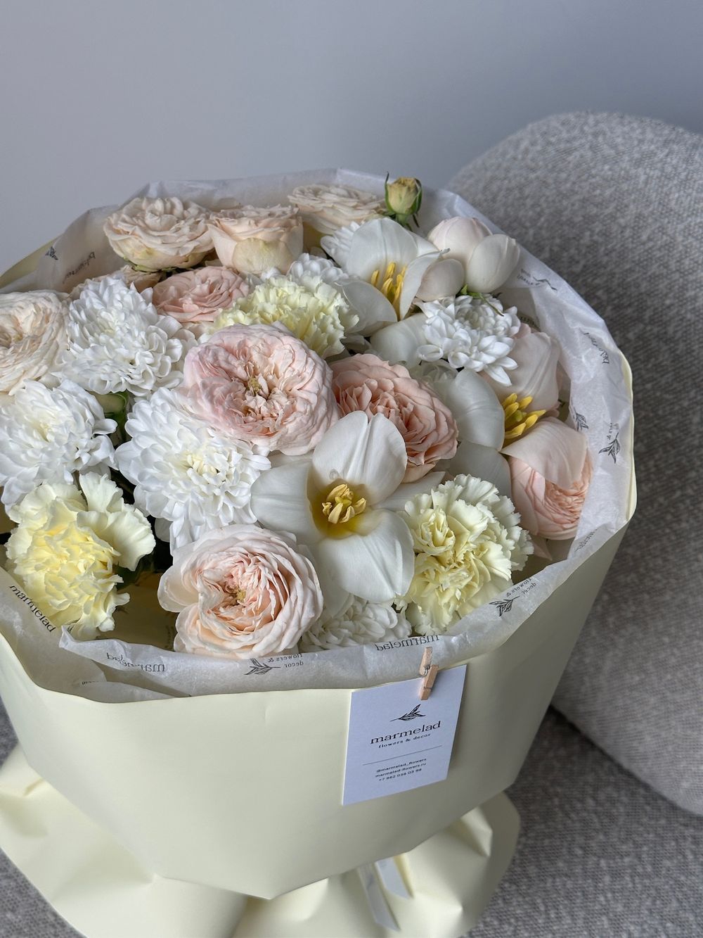 Букет из кустовых пионовидных роз, хризантемы, диантусов и тюльпанов