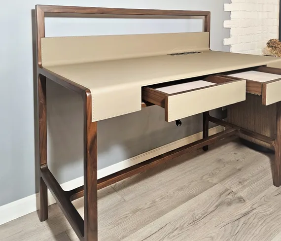 Письменный стол 4739 с ящиками и встроенными розетками