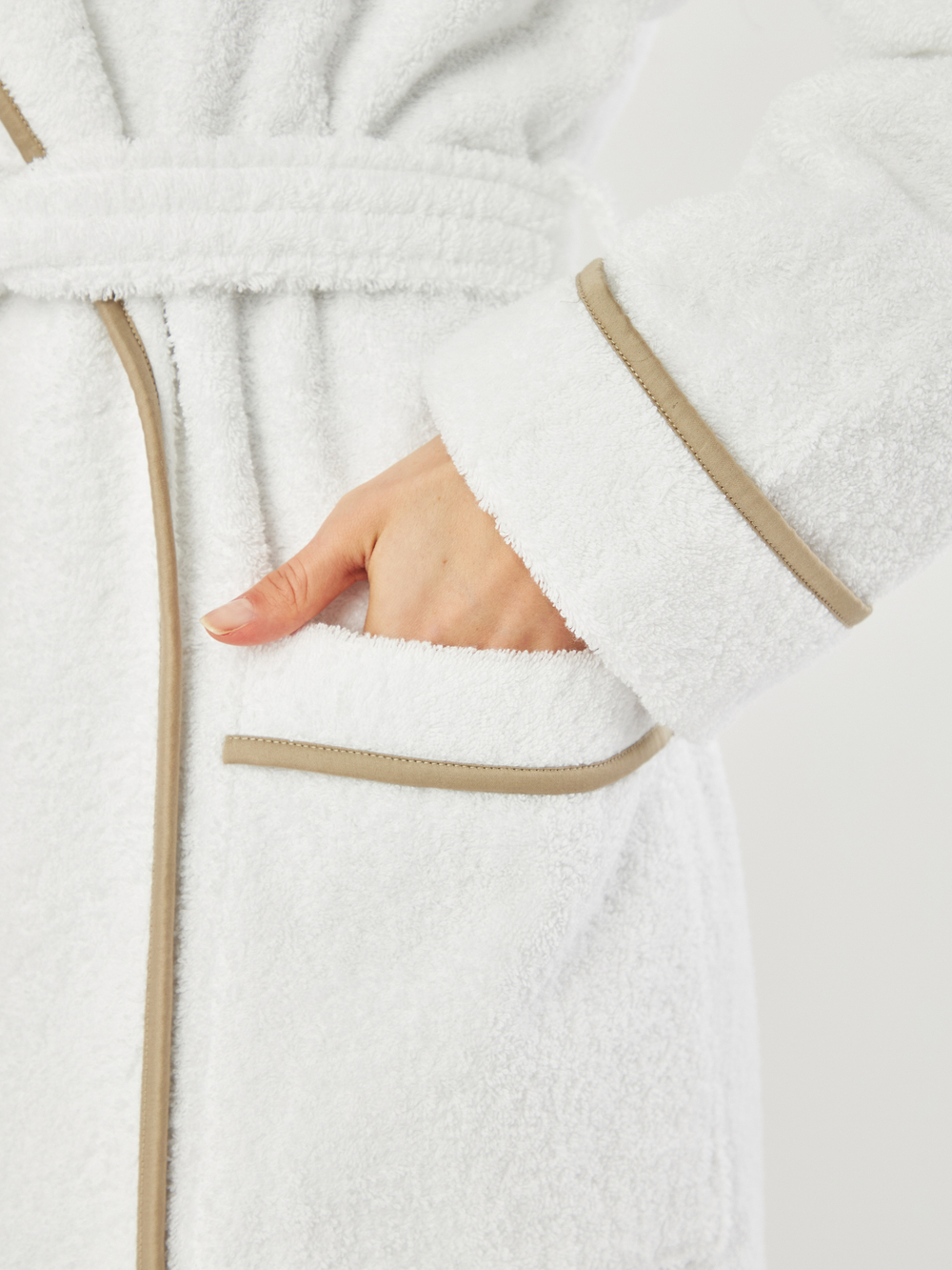 Халат махровый с шалькой Claire Batiste Atelier Roma Niveo белый с бежевым кантом