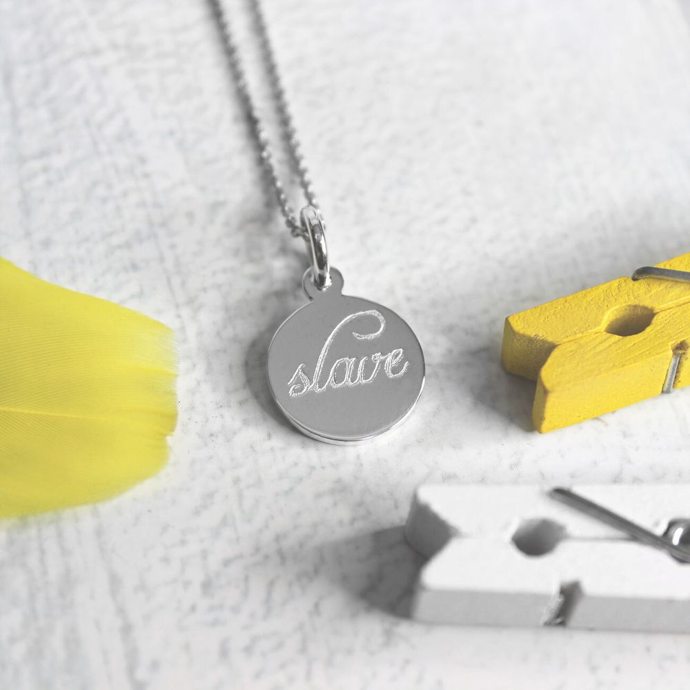 Серебряная мини подвеска с гравировкой на заказ для девушки