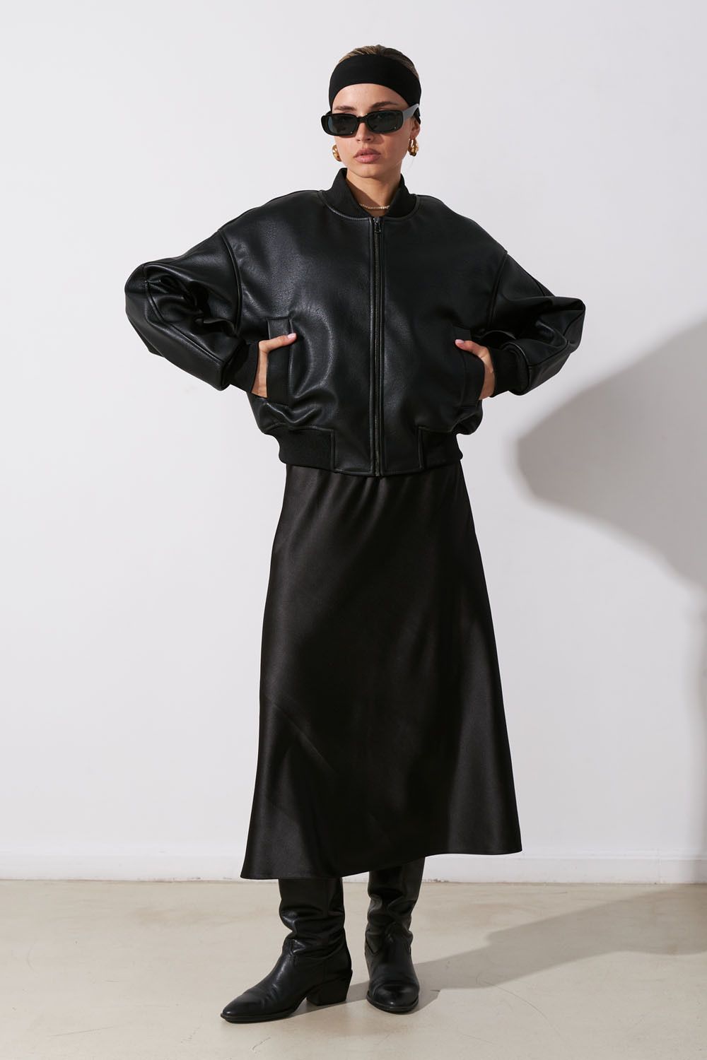 Бомбер из экокожи черного цвета