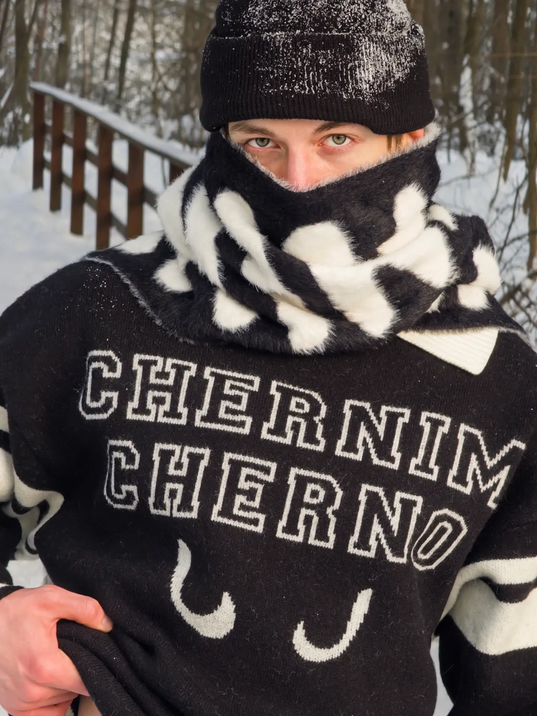 Черный свитер 