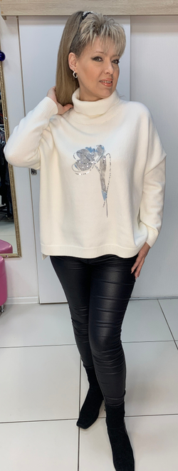 Белый  свитер с красивым принтом