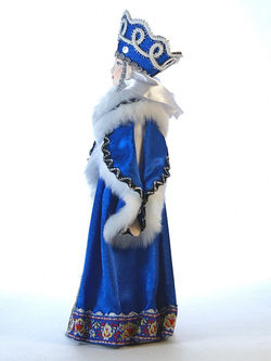 Фарфоровая кукла Боярыня в традиционном зимнем костюме