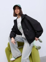 Ветровка с капюшоном