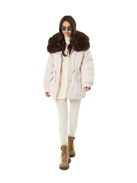 Молочная пуховая парка с меховым воротником