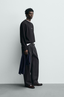 ZARA ТОЛСТОВКА КЛАССИЧЕСКОГО КРОЯ С ПРИНТОМ, ЧЕРНЫЙ