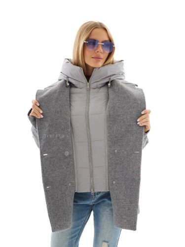 Серое двубортное пальто с манишкой