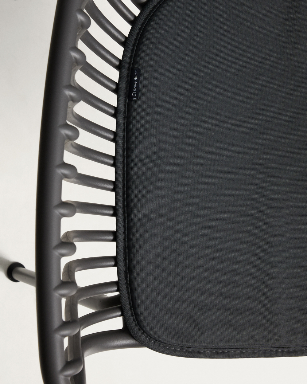 Уличный стул Surpika из пластика и графитовой стали