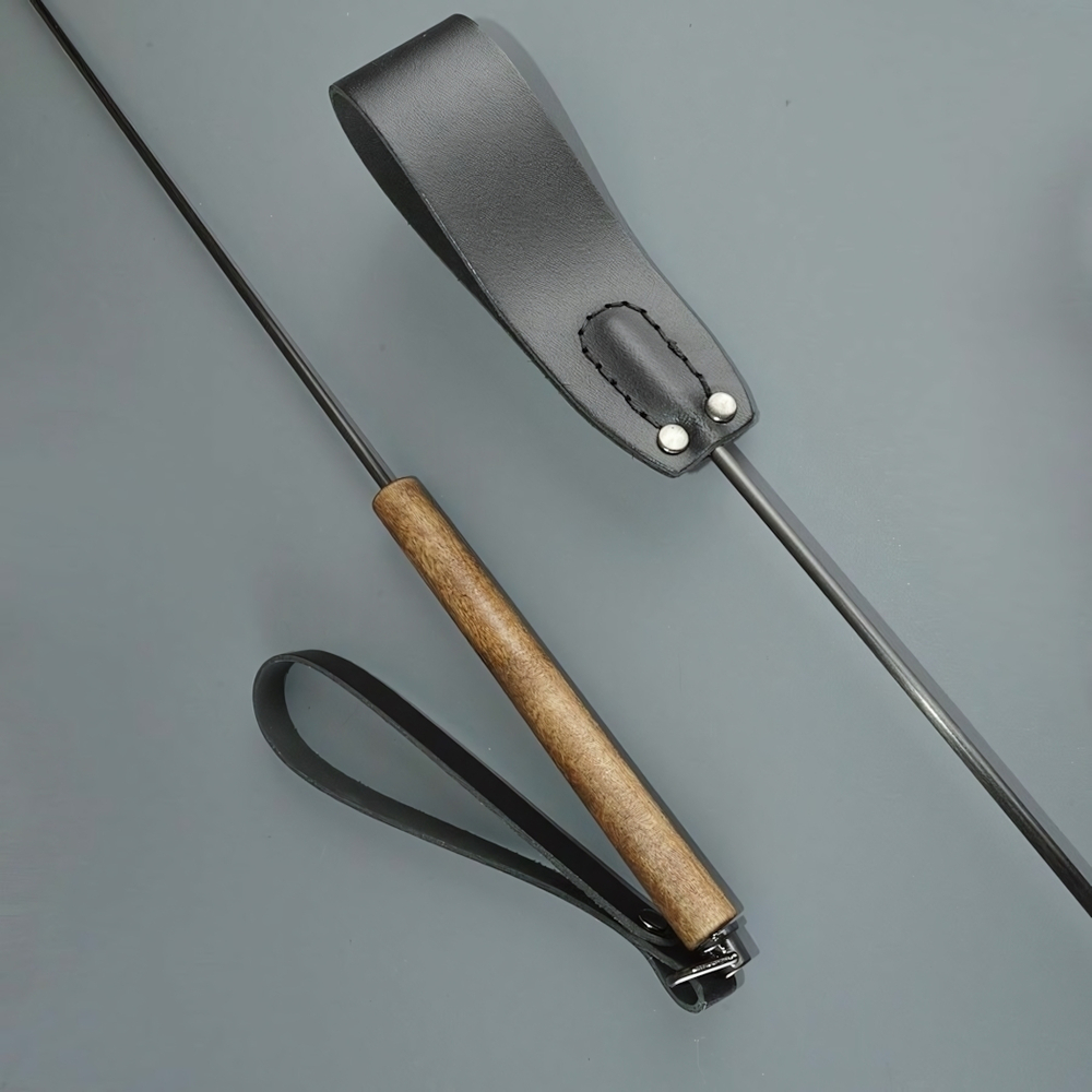 Черный кожаный стек с деревянной рукоятью - 69 см. (Цвет: черный)