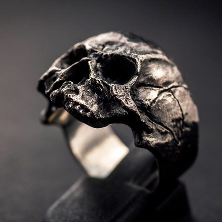 Кольцо-череп с трещиной