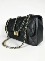 Женская сумка с цепочкой из натуральной кожи черного цвета