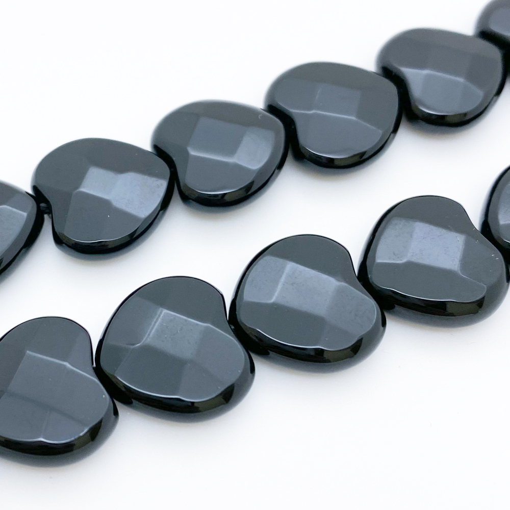 Халцедон черный (тонирован), сердце с огранкой, размер около 14 мм, цена за набор 6 шт