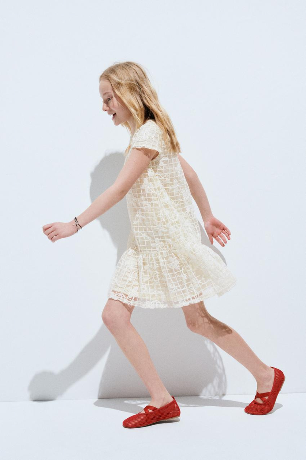 ZARA ПЛАТЬЕ ИЗ ПОЛУПРОЗРАЧНОЙ ТКАНИ С ЦВЕТОЧНЫМ ПРИНТОМ, ЭКРЮ