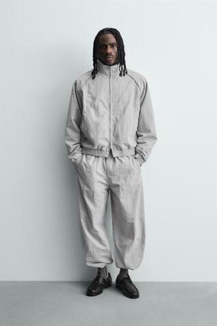 ZARA ДЖОГГЕРЫ ИЗ ВЫСОКОТЕХНОЛОГИЧНОЙ ТКАНИ С КОНТРАСТНЫМИ ПОЛОСАМИ, СВЕТЛО-СЕРЫЙ