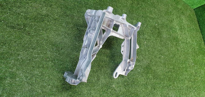 Кронштейн передней панели правый Mercedes C W205 (2014-2018)