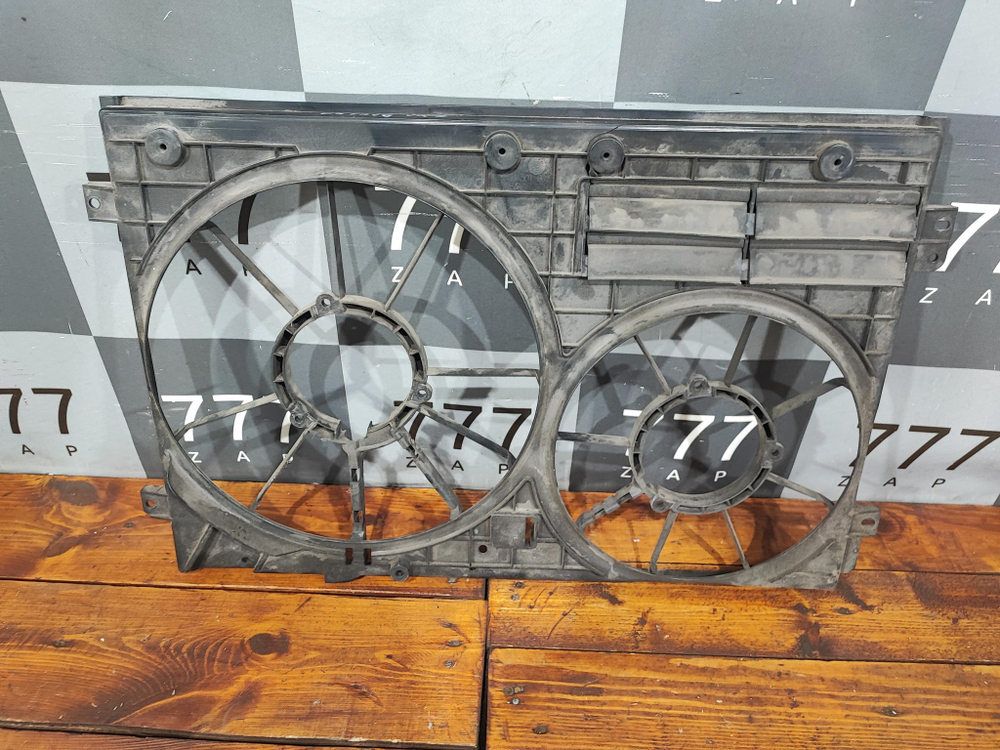 Диффузор радиатора VAG 1K0121205AD Б/У Оригинал 1K0121205AD