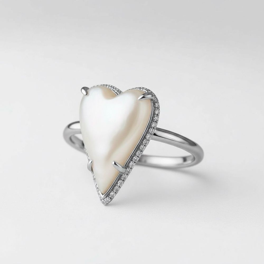 Кольцо Amor с перламутром и белыми топазами