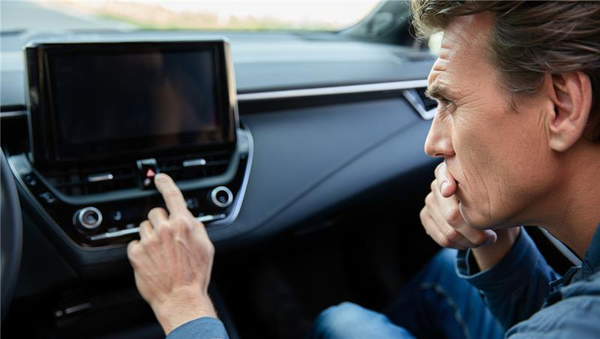 Что делать, если штатная автомагнитола не включается: причины и решения