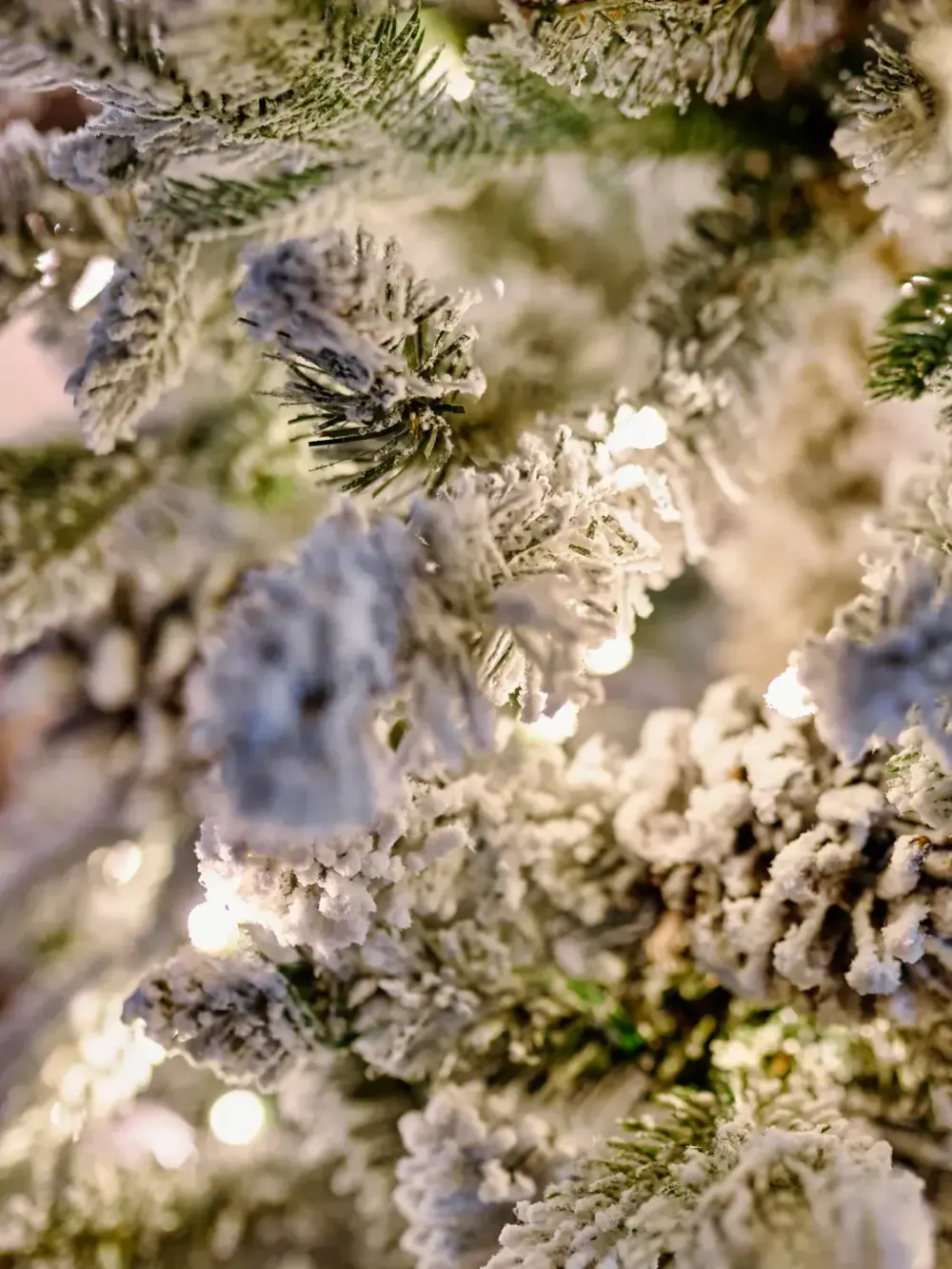 Заснеженная елка с гирляндой встроенной «Saint Paul» (Литая+пвх) 180 см / 1,8 м