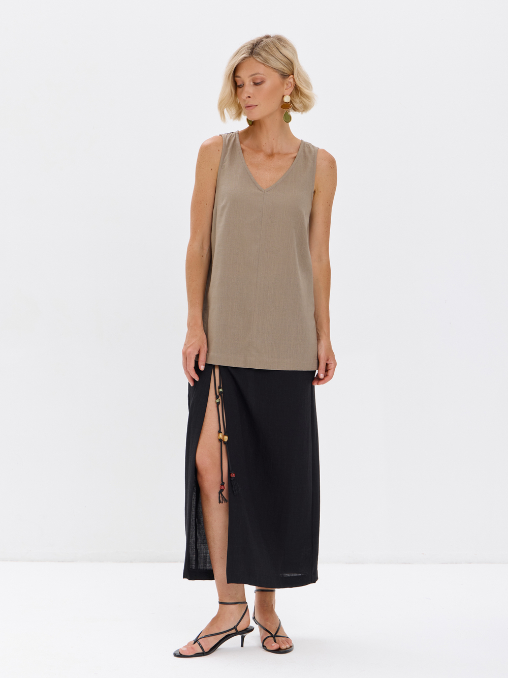 Удлиненный топ из льна с V-вырезом