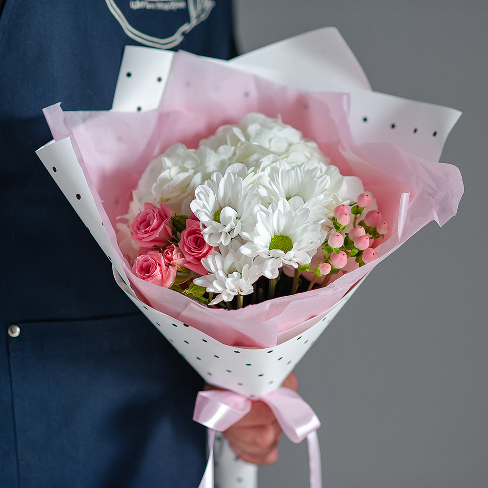 Сборный мини букет в светлых тонах с гортензией