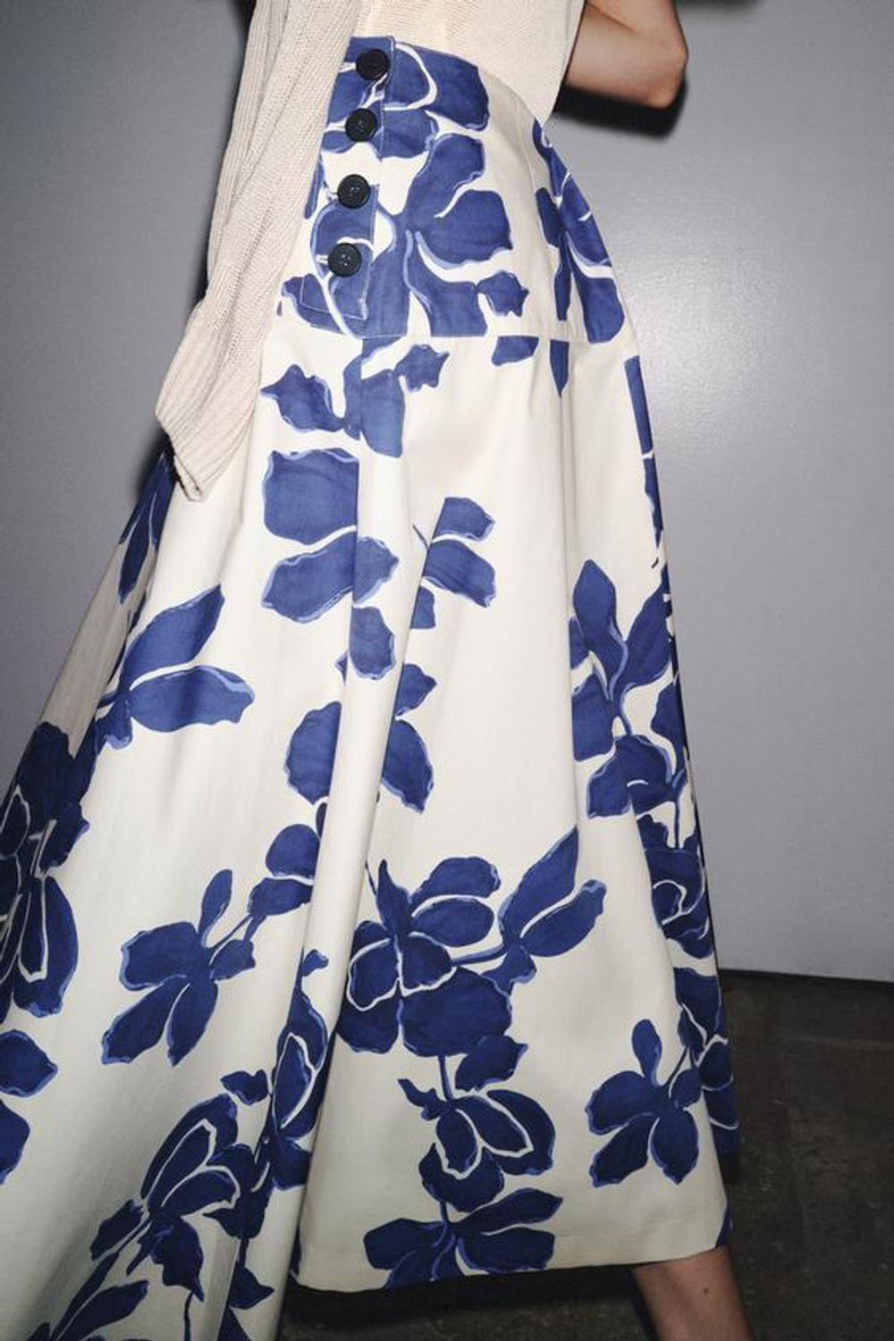 ZARA ЮБКА-МИДИ С ЦВЕТОЧНЫМ ПРИНТОМ ZW COLLECTION, ЭКРЮ/СИНИЙ