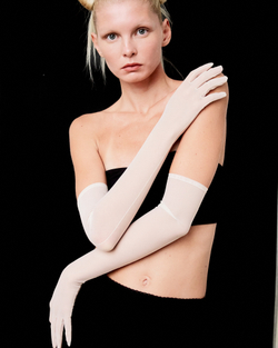 Перчатки из бежевой сетки выше уровня локтя