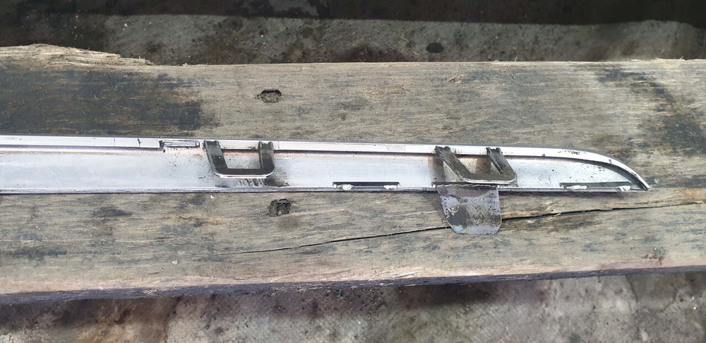 Молдинг решетки радиатора Mercedes C-Class W205 14-18 Б/У Оригинал A2058880173