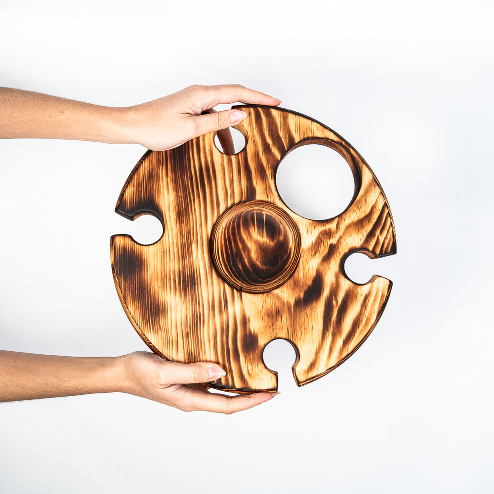 Винный столик из древесины кедра на ножках. VN7