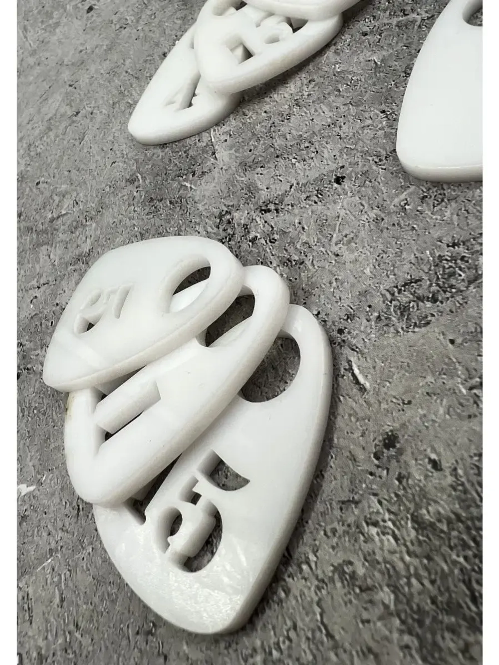 Номерки для гардероба прорезные пластик