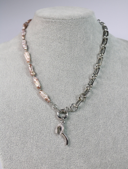 Колье с цепью и барочным жемчугом «Жемчужный оберег удачи»